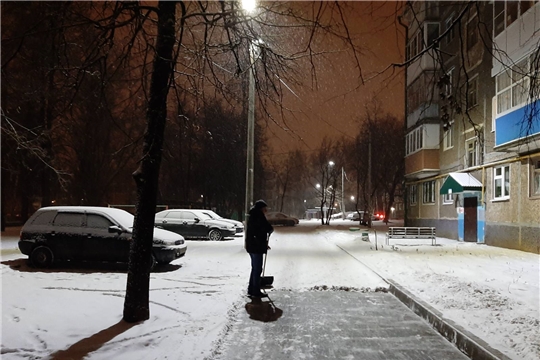 Калининский район: 24 единицы спецтехники и 441 дворник вышли на ликвидацию последствий снегопада