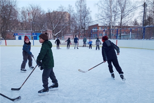 В первый в этом году День здоровья и спорта в Калининском районе прошли товарищеские хоккейные матчи