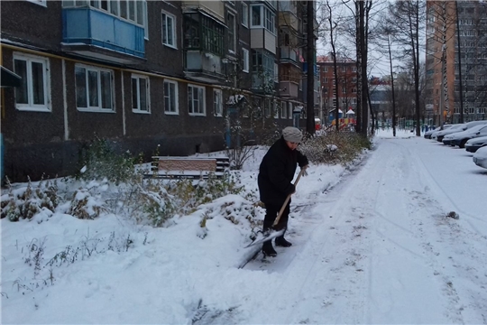 Калининский район: 12 рабочих по комплексной уборке многоквартирных жилых домов участвуют в конкурсе «Лучший дворник» в январе