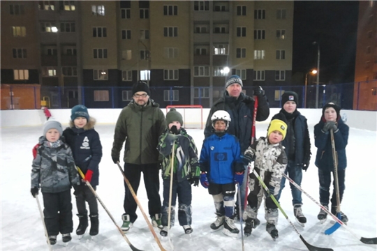 Калининский район: товарищеская игра по хоккею под руководством инструктора по спорту