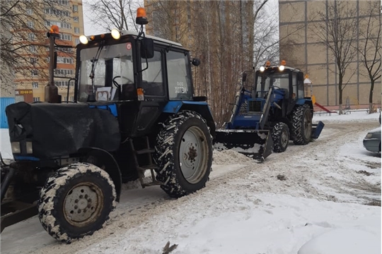 Калининский район: 20 единиц спецтехники и более 400 рабочих ликвидируют последствия снегопада