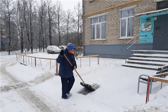 В Калининском районе города Чебоксары продолжается уборка снега