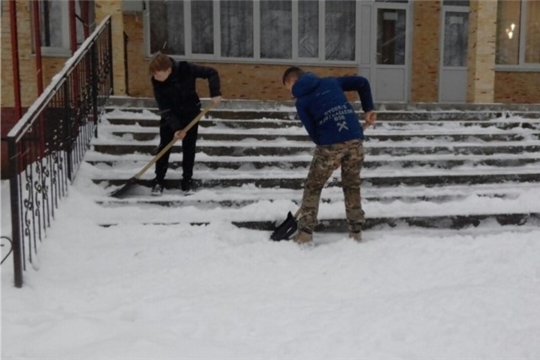 Воспитанники с педагогами дружно взялись уборку снега