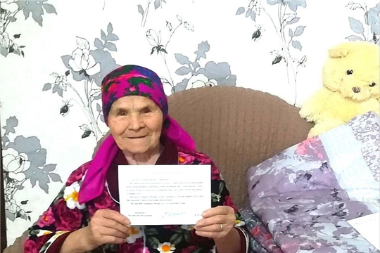 В Калининском районе труженицу тыла поздравили с 90-летним юбилеем