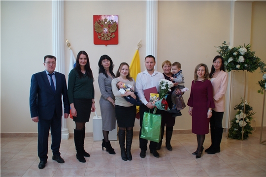 В преддверии Международного женского дня в отделе ЗАГС администрации Калининского района состоялось торжественное вручение свидетельства о рождении и сертификата на материнский капитал