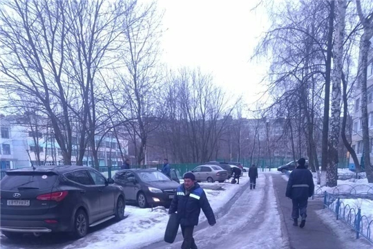 В Калининском районе провели очередной рейд по очистке парковочных мест от шин и блокираторов