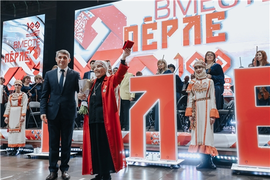 Олег Николаев вручил первые медали «100 лет образования Чувашской автономной области»