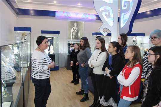Ученики Чебоксарской детской художественной школы №6 имени Акцыновых посетили музей чувашской вышивки