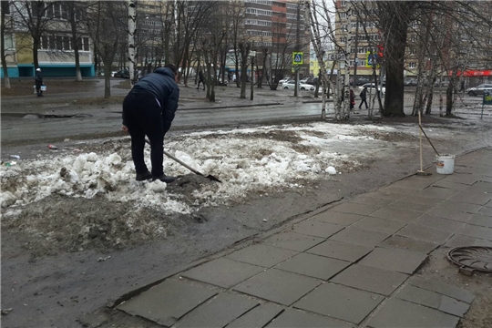 В Калининском районе предприятия торговли продолжают работу по наведению порядка против грязных улиц