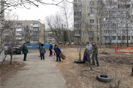 В Калининском районе продолжаются работы по очистке дворовых площадок от мусора