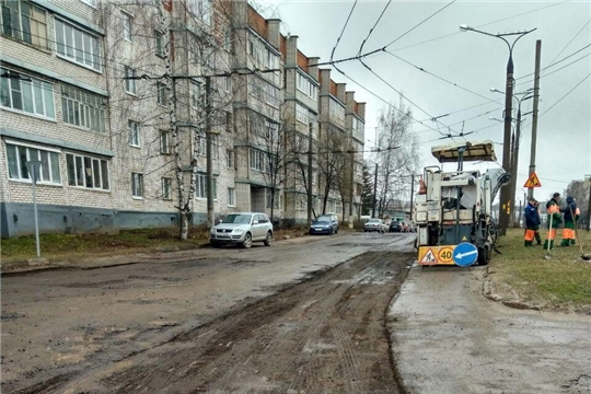 В городе Чебоксары продолжаются работы по ремонту дорог