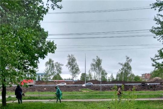 В городе Чебоксары продолжается косьба травы