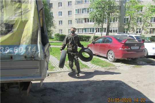 В Калининском районе провели очередной рейд по очистке парковочных мест от шин и блокираторов