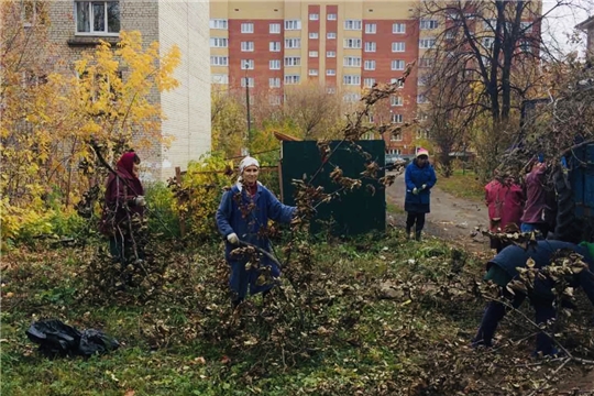 В Чебоксарах продолжаются осенние субботники