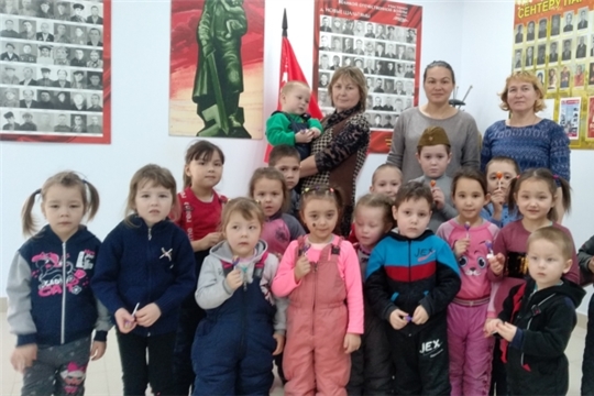 Дети прослушали рассказ библиотекаря Ивановой Т.В. о Великой Отечественной войне, о подвигах русских солдат