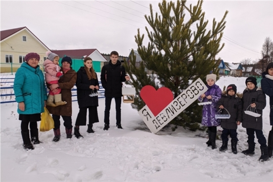 Участники кружка "Своими руками" Верхнедевлизеровского СДК изготовили птичьи кормушки для пернатых друзей