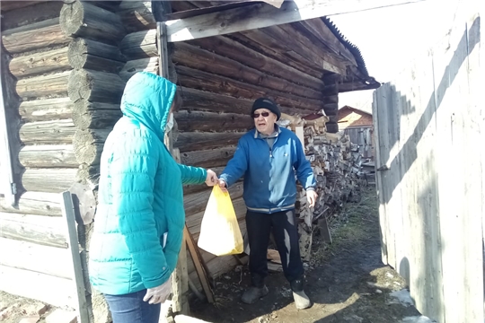 Акция «Мы вместе» в Канашском районе: помощь волонтеров пожилым селянам продолжается