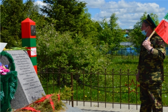 Пограничники возложили цветы к памятнику в Малобикшихском сельском поселении