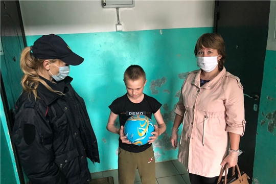 В День защиты детей  подарки находящимся в трудной жизненной ситуации