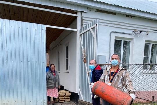 В период пандемии коронавируса активисты - волонтеры Сугайкасинского сельского поселения продолжают оказывать помощь одиноким селянам района