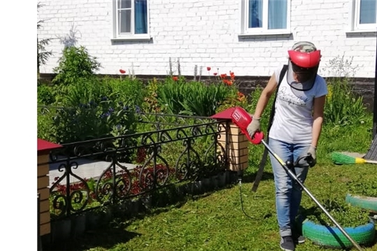 Очередной субботник вокруг сельского клуба в д. Маяк