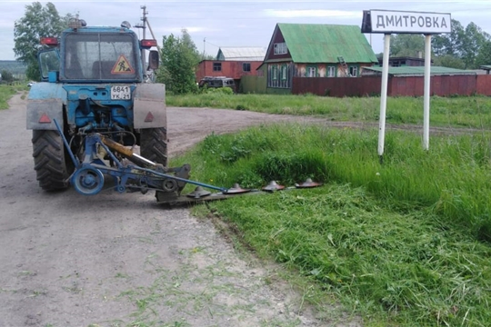 Продолжаются работы по скашиванию травы на обочинах и в полосе отвода