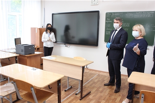 Олег Николаев проверил готовность пункта проведения ЕГЭ
