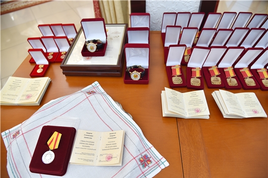 Олег Николаев наградил строителей в преддверии их профессионального праздника