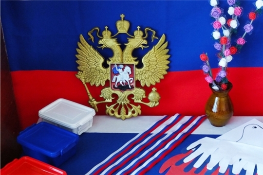 Выставка-панорама «И гордо реет триколор!»