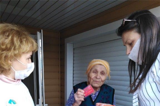 Поздравили с праздником ветерана Николаеву Розу Андреевну
