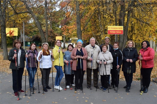 Прогулка по-скандинавски в прекрасный осенний день