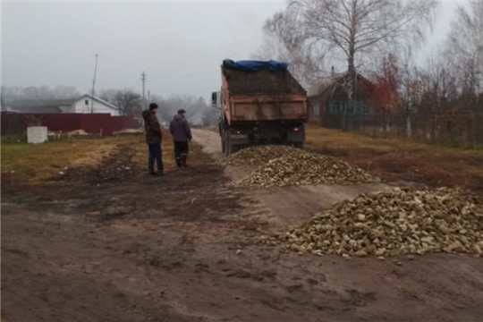 Начат ремонт дороги с щебенением в д. Нижние Татмыши