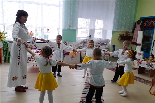 В стране чувашских узоров: в Малобикшихском детском саду прошел День чувашской  вышивки