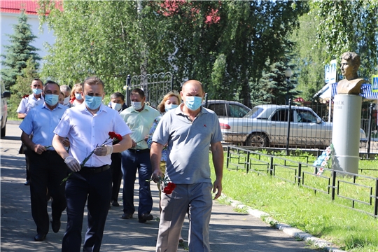 В День памяти и скорби в Комсомольском районе состоялось возложение цветов