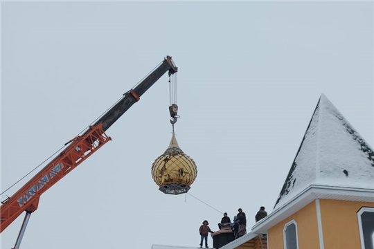 Возведение купола с крестом на храме Георгия Победоносца в д. Полевые Инели Полевосундырского сельского поселения