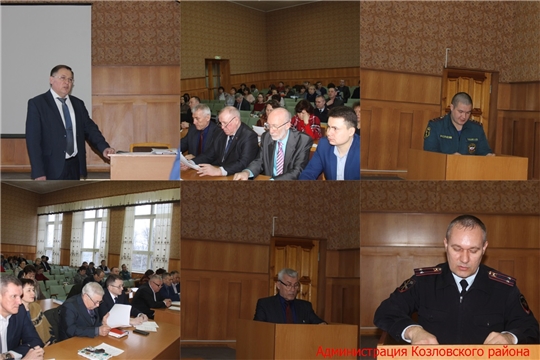 Глава администрации Козловского района Андрей Васильев провел еженедельное расширенное совещание с руководителями
