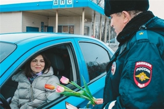 В Чувашии сотрудники Госавтоинспекции запустили фотопроект «Девчонки рулят»