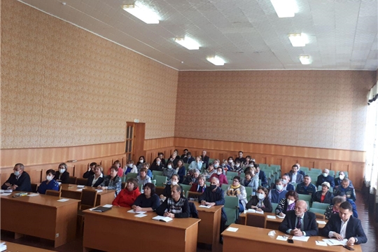 Глава администрации Козловского района Фирдавиль Искандаров провел расширенное совещание с руководителями