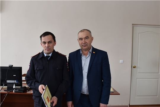 Глава администрации Красноармейского района А.Н. Кузнецов наградил почетными грамотами сотрудников отделения полиции по Красноармейскому району