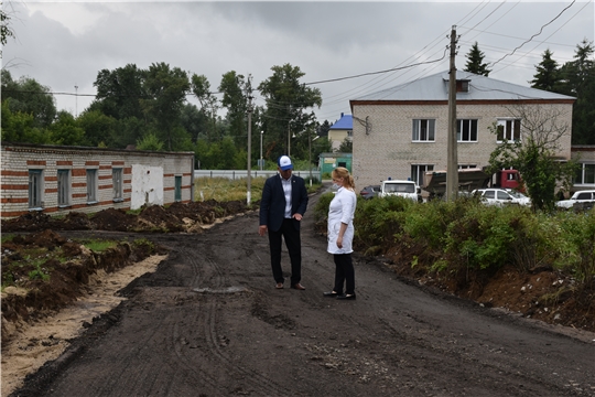 Глава администрации района А.Н. Кузнецов ознакомился с ходом благоустройства территории больницы в с.Красноармейское