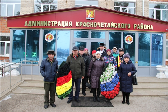 В День защитника Отечества в с.Красные Четаи состоялась торжественная церемония возложения венков к Монументу Славы