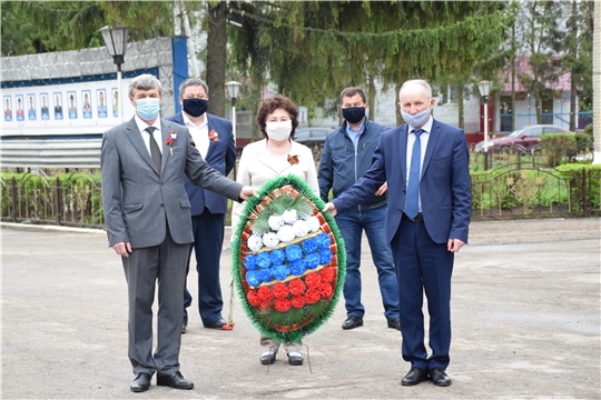 В честь 75-ой годовщины Победы в Красночетайском районе состоялось возложение венков и цветов к памятнику павшим воинам в Великой Отечественной войне.