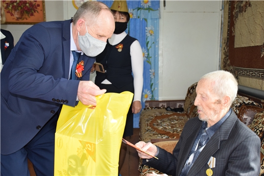 В День Победы ветерану Великой Отечественной войны Геннадию Пакрушову вручены памятные подарки.