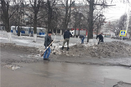 Коммунальщики Ленинского района начали убирать дворы после зимы