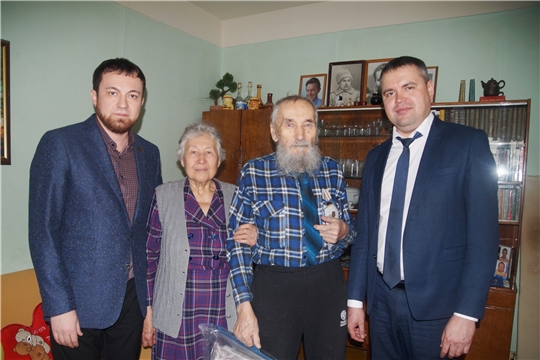 В Ленинском районе продолжается вручение юбилейных медалей «75 лет Победы в Великой Отечественной войне 1941-1945 гг.»