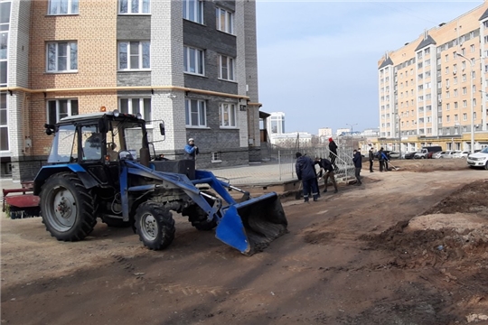 Во дворах Ленинского района продолжается весенняя уборка после схода основной массы снега