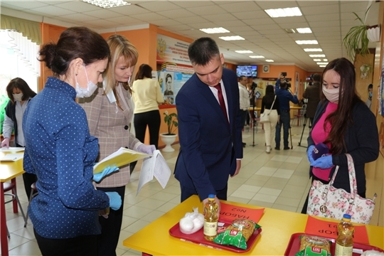 В Чебоксарах по решению главы администрации 5 тыс. школьников льготной категории бесплатно получат продуктовые наборы