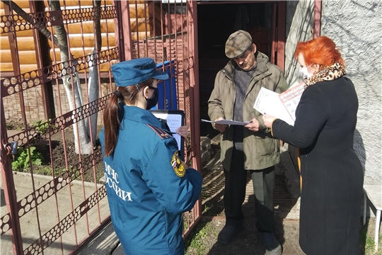 Жителям частного сектора Ленинского района напомнили о пожарной безопасности