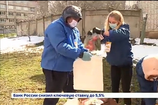 В Ленинском районе продолжается работа по доставке витаминных наборов пожилым жителям