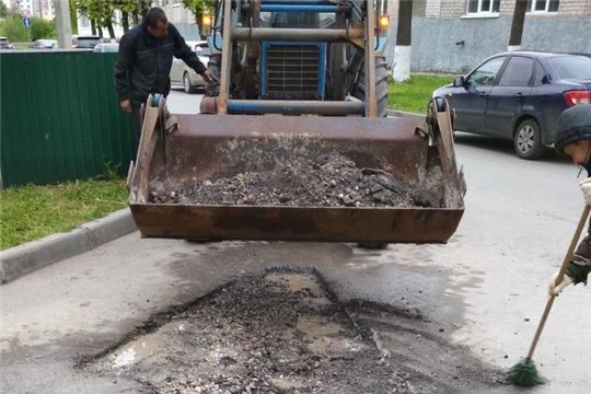 В Ленинском районе начаты работы по ямочному ремонту дворовых проездов